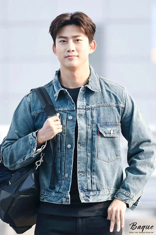 Ngôi nhà Taecyeon, có lẽ là ngôi nhà được cho là giống với ca khúc hit My House của 2PM. Tòa nhà được “giấu kín” một cách riêng tư bên cạnh công viên xinh đẹp ở Sinsa-dong, Seoul.