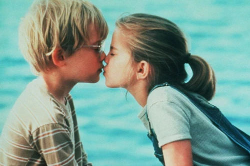 My Girl (1991): Hai tài năng trẻ Anna Chlumsky và Macaulay Culkin từng cướp đi không biết bao nhiêu nước mắt của khán giả trong bộ phim lấy đề tài tuổi mới lớn My Girl. Trung tâm bộ phim là Vada (Chlumsky). Cô bé lớn lên không có mẹ, và thách thức ập tới khi người cha dường như có bạn gái mới. Từ chỗ là bạn thân, Vada và Thomas J. (Culkin) dần nảy sinh tình cảm, để rồi một bi kịch không ngờ ập đến với cả hai.