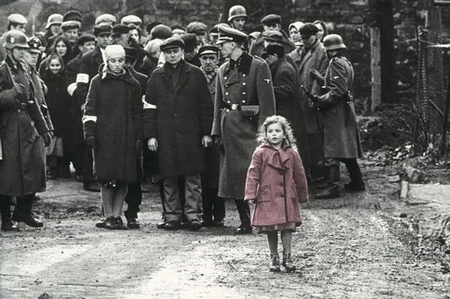 Schindler's List (1993): Dựa trên một câu chuyện có thật, bộ phim của Steven Spielberg là câu chuyện cuộc đời Oskar Schindler (Liam Neeson) - một doanh nhân người Đức, đồng thời là đảng viên Đảng Quốc xã Đức. Chứng kiến nạn diệt chủng, ông âm thầm quyết định biến một cơ sở sản xuất của mình tại Ba Lan thành nơi ẩn náu cho hơn 1.000 người Do Thái để họ tránh khỏi cái chết. Nội dung đậm tính nhân văn và diễn xuất hoàn hảo của Neeson cùng Ralph Fiennes đã giúp Schindler’s List giành giải Phim truyện xuất sắc tại Oscar 1994, và sớm được liệt vào hàng kinh điển.