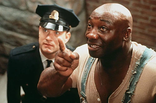 The Green Mile (1999): Bộ phim giả tưởng dựa trên cuốn tiểu thuyết của Stephen King lấy bối cảnh tại nhà giam dành cho các tử tù có tên Green Mile. Sau khi tiếp nhận John Coffey (Michael Clarke Duncan), người đứng đầu đội cai ngục - Paul Edgecomb (Tom Hanks) - cảm thấy ngạc nhiên trước sự nhã nhặn của tay phạm nhân mới, đồng thời chứng kiến nhiều hiện tượng siêu nhiên. The Green Mile ẩn chứa nhiều thông điệp nhân văn xoay quanh cuộc sống, cũng như mang đến nhiều trường đoạn khắc khoải. Tại Oscar 2000, phim nhận đề cử Phim truyện xuất sắc.