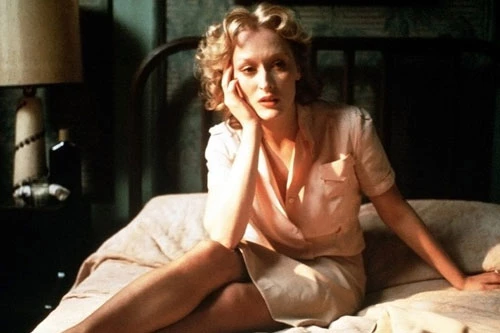 Sophie’s Choice (1982): Sophie trong Sophie’s Choice thường được đánh giá là vai diễn biểu tượng và đem về tượng vàng thứ hai cho sự nghiệp lừng lẫy của Meryl Streep. Là một người Ba Lan di cư sang Mỹ, Sophie (Streep) kết bạn với nhà văn Stingo (Peter MacNicol) trong sự ghen tuông của người bạn trai (Kevin Kline). Nhiều sự kiện khiến quá khứ đau lòng thời Thế chiến II của người phụ nữ dần được hé lộ, trước khi cô đưa ra “quyết định” cuối cùng.