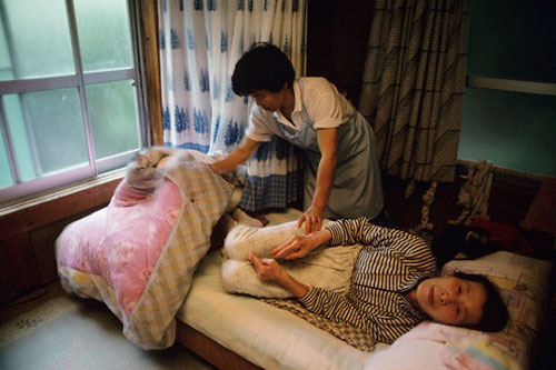 Mới về sống chung thì phát hiện mẹ chồng không bình thường, tới khi nghe chồng kể lại câu chuyện từ 15 năm trước, tôi từ sửng sốt đến 'cay mắt xót xa'