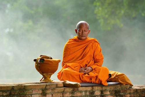 Chàng trai hỏi cao tăng cách khiến Trời Phật hài lòng: Nào ngờ, lại phải ra nghĩa địa làm 1 việc kỳ lạ