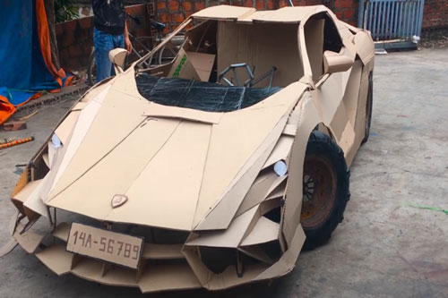 Siêu xe bằng bìa carton của nhóm bạn trẻ Việt 'gây sốt' trên báo nước ngoài