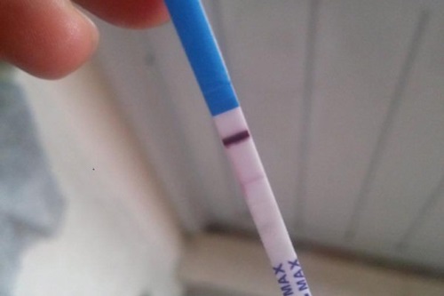 Que thử thai xuất hiện 1 vạch đậm, 1 vạch mờ thì kết quả ra sao?