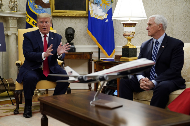 COVID-19 'tràn' vào Nhà Trắng