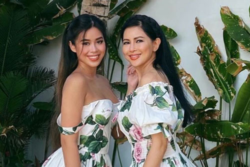 Tiên Nguyễn khoe nhan sắc bên mẹ