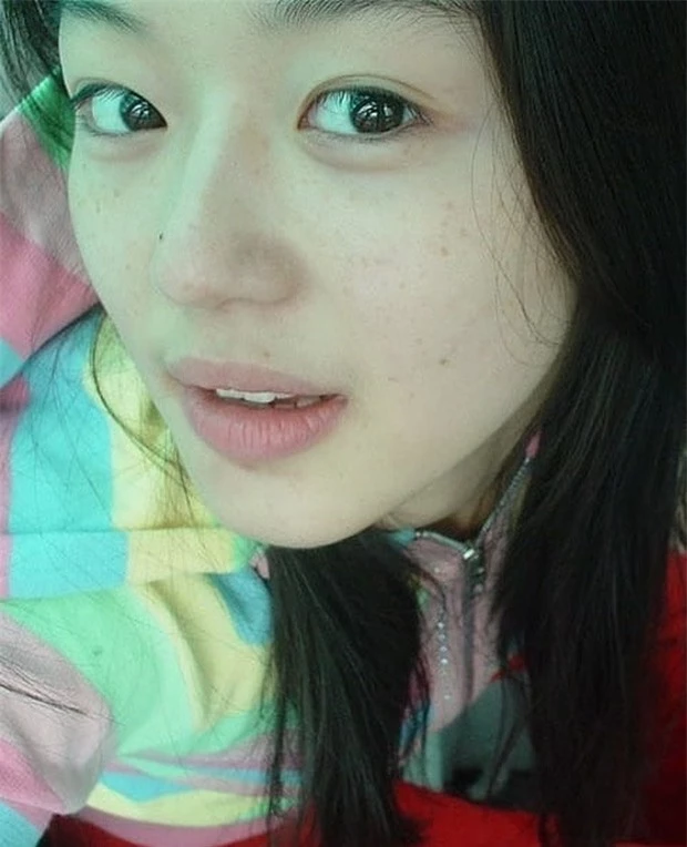 Không thể tin nổi đây là ảnh mặt mộc 100% của 'mợ chảnh' Jeon Ji Hyun thời trẻ: Da lấm tấm tàn nhang vẫn đẹp không thốt nên lời 2