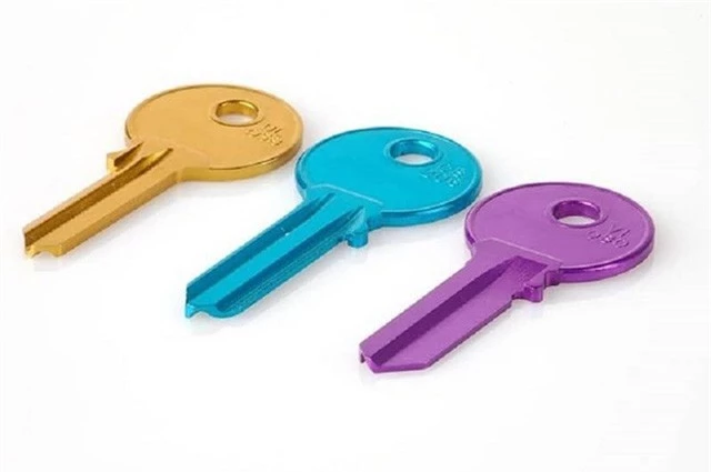 
Tô màu chìa khóa bằng sơn móng tay: Điều này giúp bạn dễ nhận biết những chìa khóa hao hao giống nhau.
