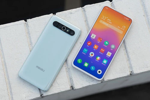 Meizu 17 Pro sở hữu thiết kế với khung viền bằng kim loại, mặt lưng làm từ gốm. Máy có số đo 160x77,2x8,5 mm, cân nặng 219 g.