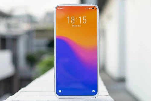 Meizu 17 Pro được trang bị tấm nền màn hình Super AMOLED kích thước 6,6 inch, độ phân giải Full HD Plus (2.340x1.080 pixel), mật độ điểm ảnh 390 ppi. Màn hình này được chia theo tỷ lệ 19,5:9, tần số quét 90 Hz, độ sáng tối đa 700 nit, tích hợp công nghệ HDR10 Plus, chiếm 92,2% diện tích mặt trước.