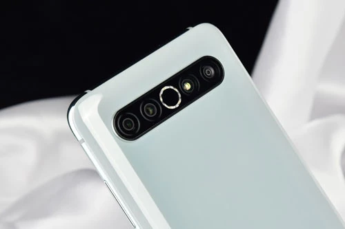 Camera sau của Meizu 17 Pro gồm cảm biến chính 64 MP, khẩu độ f/1.8 cho khả năng lấy nét theo pha. Ống kính thứ hai 32 MP, f/2.2 với góc rộng 129 độ. Ống kính tele 8 MP, f/2.4 giúp zoom quang học 3x và cảm biến Samsung S5K33D ToF với khẩu độ f/1.4. Máy được trang bị 5 đèn flash LED 2 tông màu, bố trí theo hình tròn, quay video 4K tốc độ 30 khung hình/giây. 