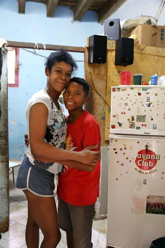 Bà mẹ và con trai trong ngôi nhà nhỏ ở Havana (Cuba), nơi họ sống cùng 54 gia đình khác.