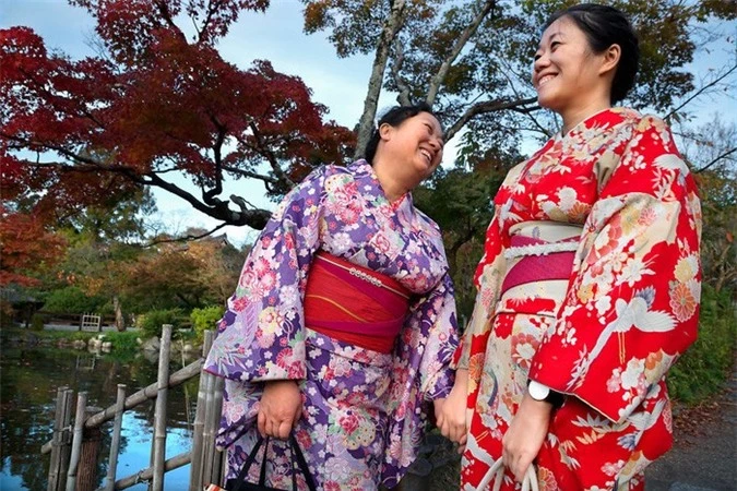 Hai mẹ con trong bộ Kimono - trang phục truyền thống của Nhật Bản.