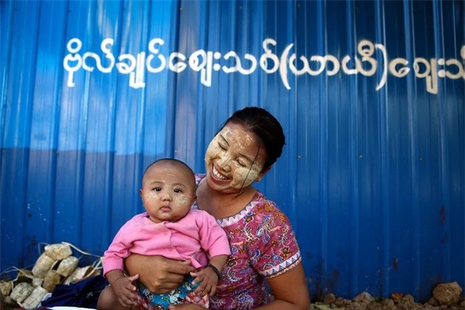 Khoảnh khắc vui đùa của hai mẹ con ở thành phố Rangoon (Myanmar). Họ bôi thanaka, một hỗn hợp được làm từ vỏ cây nghiền nhỏ và nước dùng để trang điểm.