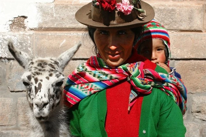 Hai mẹ con ở Peru.
