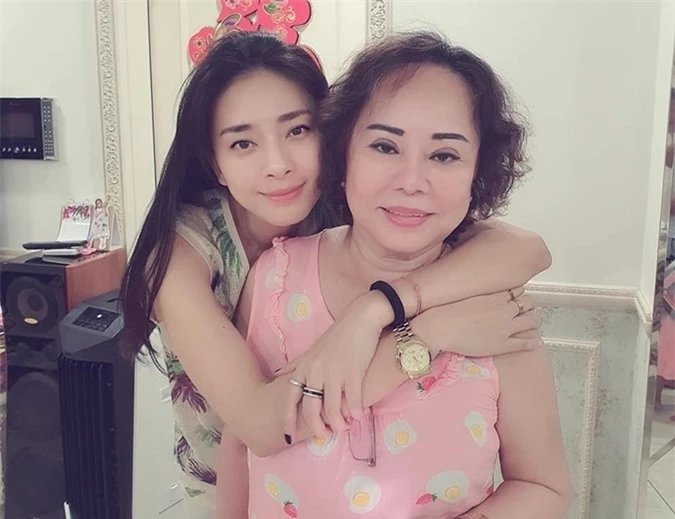 Đả nữ Ngô Thanh Vân gọi mẹ là chị gái: Chúc người chị gái của tôi thật trẻ khỏe và thật vui vẻ.