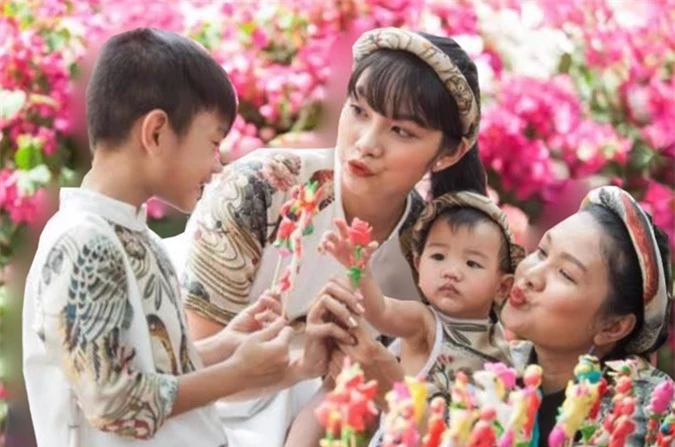 Chia sẻ lại một tấm ảnh cũ bên ba con, diễn viên Kiều Trinh bày tỏ, niềm hạnh phúc lớn nhất Ơn Trên ban tặng cho cô là ba đứa con. Cô yêu thương và nhớ các con mỗi ngày.