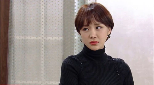 Yoon Jin Yi: Nữ diễn viên 30 tuổi tham gia My Only One (Người duy nhất bên em) - bộ phim dài tập của đài SBS, phát sóng từ cuối năm 2018 đến giữa tháng 3/2019. Yoon Jin Yi thủ vai Jang Da Ya - cô em dâu thường xuyên ganh ghét, đố kỵ với nữ chính Kim Do Ran (UEE). Khán giả ghét bỏ nhân vật này đến mức có những hành động cực đoan như nhận xét về nữ diễn viên họ Yoon bằng những lời lẽ thô tục trên các diễn đàn. Thậm chí họ còn xông vào trang cá nhân của Yoon Jin Yi để bày tỏ sự bức xúc. Yoon Jin Yi: Nữ diễn viên 30 tuổi tham gia My Only One (Người duy nhất bên em) - bộ phim dài tập của đài SBS, phát sóng từ cuối năm 2018 đến giữa tháng 3/2019. Yoon Jin Yi thủ vai Jang Da Ya - cô em dâu thường xuyên ganh ghét, đố kỵ với nữ chính Kim Do Ran (UEE). Khán giả ghét bỏ nhân vật này đến mức có những hành động cực đoan như nhận xét về nữ diễn viên họ Yoon bằng những lời lẽ thô tục trên các diễn đàn. Thậm chí họ còn xông vào trang cá nhân của Yoon Jin Yi để bày tỏ sự bức xúc.