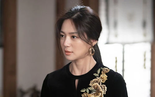 Lee Elijiah: The Last Empress (Hoàng hậu cuối cùng) là một trong những bộ phim nổi bật nhất đầu năm 2019 với mốc rating trung bình khoảng 11%. Dù còn nhiều thiếu sót ở đoạn kết, nhưng tác phẩm vẫn được đánh giá cao ở khoản diễn xuất. Nữ diễn viên Lee Elijiah đã ám ảnh người xem thông qua vai thư kí Min Yoo Ra độc ác, xảo trá và bất hiếu. Vì vai phản diện nói trên, Lee Elijiah phải chịu không ít lời công kích từ phía cư dân mạng.
