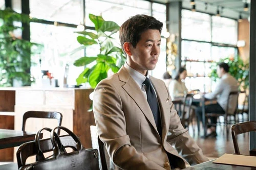 Lee Sang Yoon chấp nhận bị khán giả chửi bới. Trong một buổi trò chuyện trực tuyến, nam diễn viên bộc bạch: “Lần đầu tiên trong đời tôi bị chửi rủa nhiều như vậy. Tôi từng mong đợi khán giả sẽ có phản ứng với vai diễn của mình, nhưng trên thực tế, mọi chuyện vượt quá kỳ vọng của tôi. Hơn 10.000 người đã ‘nhảy’ vào chương trình trò chuyện này chỉ để mắng mỏ tôi. Tôi biết ơn bởi họ phải thực sự chìm đắm vào bộ phim thì mới có thể ghét bỏ nhân vật của tôi đến thế”. Lee Sang Yoon chấp nhận bị khán giả chửi bới. Trong một buổi trò chuyện trực tuyến, nam diễn viên bộc bạch: “Lần đầu tiên trong đời tôi bị chửi rủa nhiều như vậy. Tôi từng mong đợi khán giả sẽ có phản ứng với vai diễn của mình, nhưng trên thực tế, mọi chuyện vượt quá kỳ vọng của tôi. Hơn 10.000 người đã ‘nhảy’ vào chương trình trò chuyện này chỉ để mắng mỏ tôi. Tôi biết ơn bởi họ phải thực sự chìm đắm vào bộ phim thì mới có thể ghét bỏ nhân vật của tôi đến thế”.