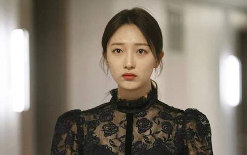 Pyo Ye Jin: Nữ diễn viên 28 tuổi cũng rơi vào cảnh ngộ tương tự Lee Sang Yoon. Người đẹp hóa thân thành “tiểu tam” Oh Yoo Ri - người tình bí mật của Park Sung Joon ở VIP. Nhân vật này bị ghét vì sự trơ tráo, vô ơn, khi cướp chồng của ân nhân Na Jung Sun mà không hề cảm thấy hối lỗi, còn hết lần này đến lần khác tỏ vẻ đáng thương, giả vờ yếu đuối. Pyo Ye Jin: Nữ diễn viên 28 tuổi cũng rơi vào cảnh ngộ tương tự Lee Sang Yoon. Người đẹp hóa thân thành “tiểu tam” Oh Yoo Ri - người tình bí mật của Park Sung Joon ở VIP. Nhân vật này bị ghét vì sự trơ tráo, vô ơn, khi cướp chồng của ân nhân Na Jung Sun mà không hề cảm thấy hối lỗi, còn hết lần này đến lần khác tỏ vẻ đáng thương, giả vờ yếu đuối.