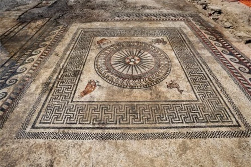 Tìm thấy nhiều tấm khảm bí ẩn, vết tích của một thành phố La Mã cổ đại bị chôn vùi - Ảnh 1.