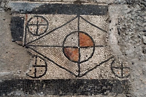 Tìm thấy nhiều tấm khảm bí ẩn, vết tích của một thành phố La Mã cổ đại bị chôn vùi - Ảnh 2.