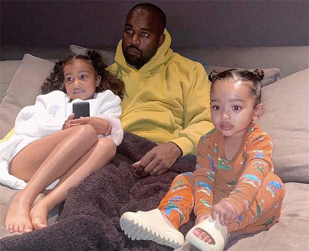 Kim Kardashian đăng ảnh Kanye chơi với hai con gái trong phòng xem phim của gia đình vào đầu tuần này.