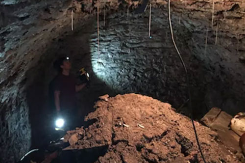 Vô tình phát hiện hang động 120 năm tuổi ngay dưới nền nhà