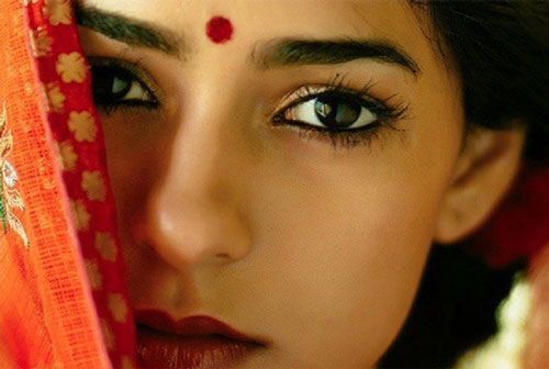 Tại sao người Ấn Độ lại có nốt ruồi đỏ giữa trán?