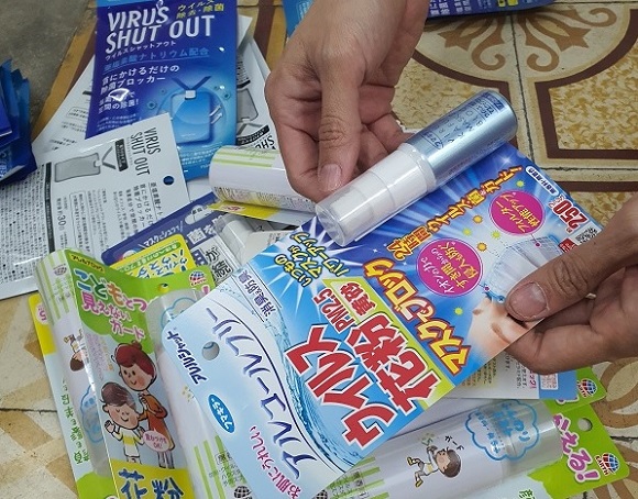 Hà Nội: Tạm giữ hàng trăm khẩu trang, thẻ chống virus không an toàn