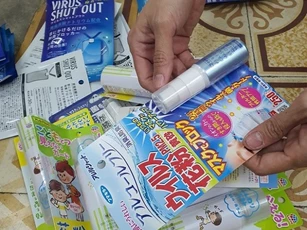 Hà Nội: Tạm giữ hàng trăm khẩu trang, thẻ chống virus không an toàn