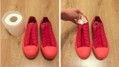 Bạn nên để giày khô tự nhiên thay vì dùng máy sấy vì nhiệt độ cao có thể làm chảy keo dán giày. Có thể nhét giấy vệ sinh hoặc giấy báo vào trong chiếc giày để giày nhanh khô và giữ form.