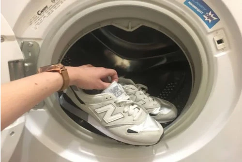 Bạn có thể giặt 2 đến 3 đôi giày cùng lúc bằng máy giặt, tùy vào kích thước máy giặt. Quan trọng là bạn cần để riêng từng đôi giày trong các túi giặt khác nhau.
