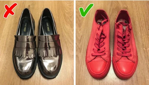 Đầu tiên bạn nhớ xem nhãn của giày xem chất liệu giày có thể làm sạch bằng nước hay không. Ví dụ giày da không thể giặt bằng nước nhưng giày sneaker làm bằng vải có thể cho vào máy giặt. Ngoài ra nên kiểm tra tình trạng đôi giày. Nếu đế giày có dấu hiệu bong tróc, bạn cần sửa giày trước.