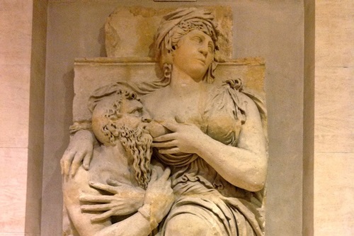 Câu chuyện bất ngờ đằng sau bức tranh ông già ngậm bầu ngực cô gái trẻ