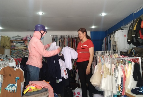 Thị trường đồng phục sôi động khi học sinh trở lại trường sau kỳ nghỉ phòng dịch Covid-19 