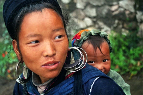 Mannaerts đã đi qua nhiều quốc gia khác nhau. Qua góc nhìn của mình, nhiếp ảnh gia đã cho ra đời những bức ảnh xúc động về tình cảm thiêng liêng của người mẹ dành cho con. Trong ảnh là một em bé người dân tộc được mẹ địu trên lưng ở Sapa (tỉnh Lào Cai, Việt Nam). Niềm vui ánh lên trong mắt của em nhỏ.