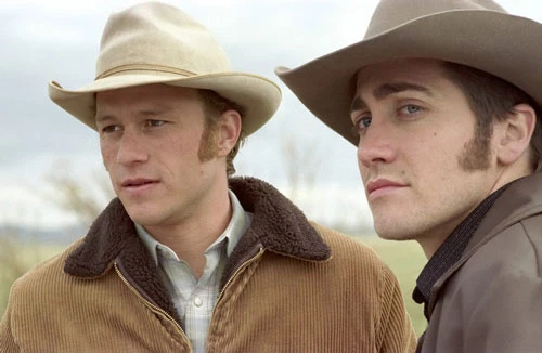 Brokeback Mountain (2005): Trong trái tim của nhiều người, Brokeback Mountain mới là cái tên xứng đáng giành giải Phim truyện xuất sắc tại Oscar 2006, chứ không phải Crash (2005). Câu chuyện tình yêu đầy day dứt giữa hai chàng cao bồi Ennis del Mar (Heath Ledger) và Jack Twist (Jake Gylenhaal) đã khiến không ít khán giả phải khắc khoải, rơi lệ. Đến nay, tác phẩm của đạo diễn Lý An thường được xếp vào nhóm những bộ phim đồng tính hay nhất mọi thời đại.