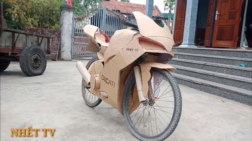 Ducati Panigale V4S làm từ ruột xe đạp và vỏ bìa carton