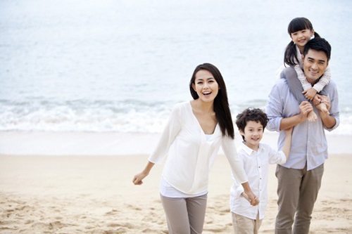 Chồng dẫn bồ vào nhà nghỉ, vợ bắt được chỉ chạy lại nắm tay kéo đi trong sự ngỡ ngàng của mọi người