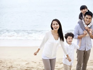 Chồng dẫn bồ vào nhà nghỉ, vợ bắt được chỉ chạy lại nắm tay kéo đi trong sự ngỡ ngàng của mọi người
