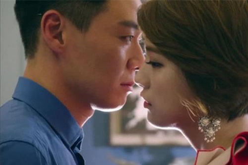 Phát hiện chiếc áo bí mật trong cốp xe của vợ, chồng ôm mặt khóc nức nở