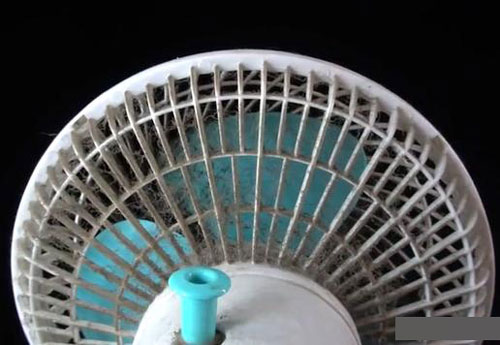Quạt làm sạch không cần tháo vỏ lưới, chỉ cần sử dụng bàn chải đánh răng là sạch như mới