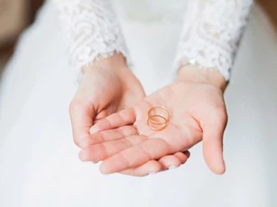 Nhìn bức ảnh tưởng bình thường của chồng cùng đồng nghiệp, vợ trẻ bàng hoàng nhận ra sự thật phía sau