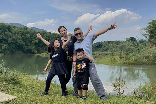 Jennifer Phạm cùng ông xã và hai con đi chơi nông trại, nhan sắc chồng cô mới bất ngờ