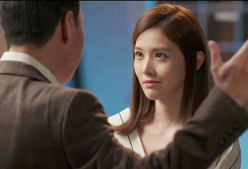 Bạn gái đòi mua chiếc túi trị giá 5 triệu nhưng tôi quên ví ở nhà, cứ tưởng sẽ được thông cảm, ngờ đâu cô ấy làm một việc khiến tôi và nhân viên cửa hàng đều "choáng váng"