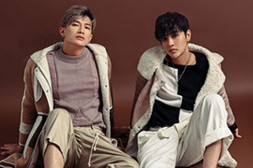 Dược sĩ Tiến diện đồ đôi với bạn diễn phim đam mỹ