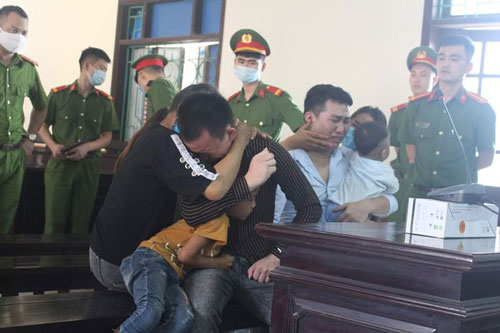 Hà Tĩnh: 2 bị cáo 9x ôm vợ con khóc nức nở sau khi bị tuyên án tử hình